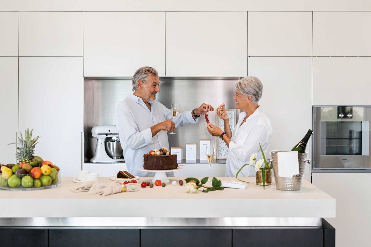 Viel Platz bietet die grossflächige Küchenschrank-Kombination, die sich dank grifflosem Design und schlichter weisser Lackierung subtil in den Raum fügt. Herzog Küchen AG.
