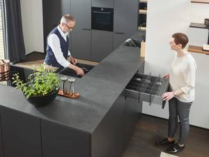 Mit der beidseitig ausziehbaren Schublade bietet «Riverso» unzählige Möglichkeiten, Räume besser zu nutzen und alltägliche Abläufe zu optimieren. Peka-Metall AG.