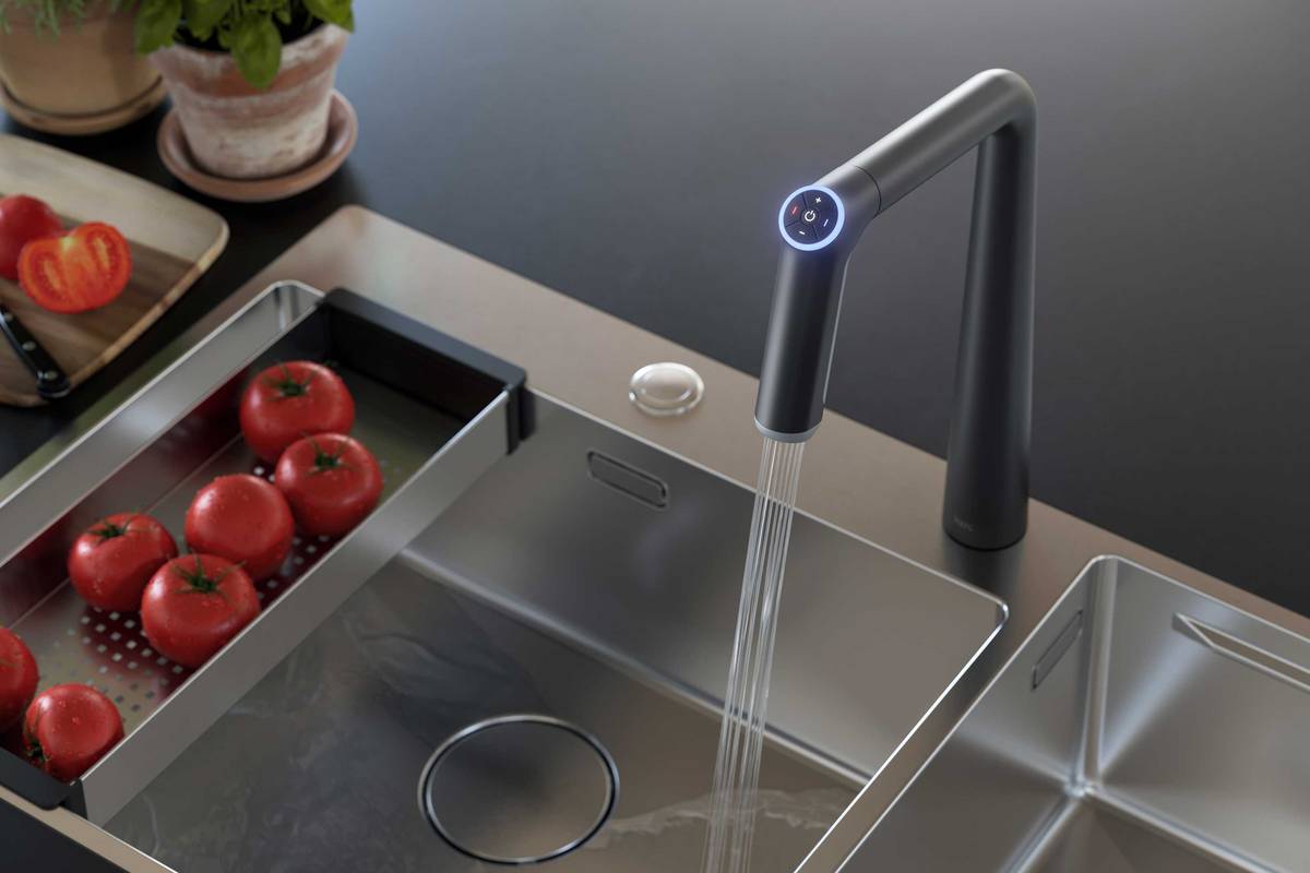 Ein Fingerdruck und alles fliesst, wie man es gerade braucht: Bei der Armatur «Kio» lassen sich Wassertemperatur, -menge und -strahl mit einer Hand steuern. Franke Water Systems AG KWC.