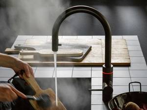 Kochendes Wasser kommt hier direkt aus dem Hahn. In Schwarz passt er zum aktuellen Küchentrend. Quooker Schweiz AG.