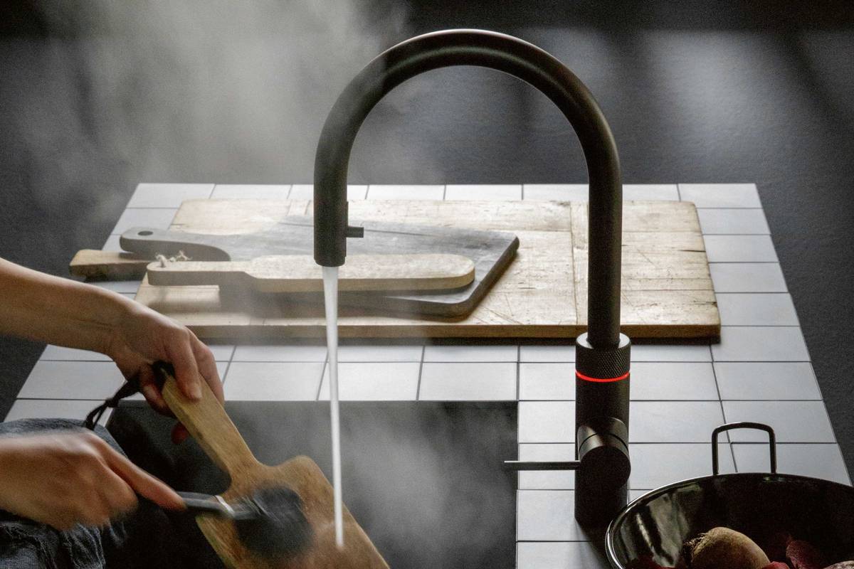 Kochendes Wasser kommt hier direkt aus dem Hahn. In Schwarz passt er zum aktuellen Küchentrend. Quooker Schweiz AG.