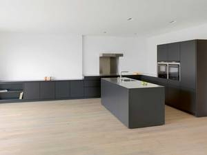 Dank eigener Schweizer Manufaktur in Basadingen lassen sich in puncto Oberflächen alle Wünsche erfüllen: ob profiliert, gestemmt, lackiert oder furniert. Itel AG.