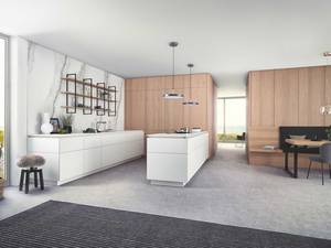 Die helle Küche wirkt durch den Einsatz griffloser Module und der Oberfläche «Bossa» in heller Eiche wohnlich. Die Eichenfronten eignen sich auch für den Eingangsbereich des Hauses. Fust.