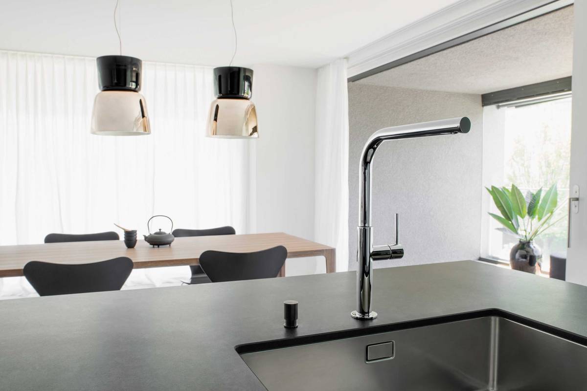 Filigran und zurückhaltend kommt die Küchenarmatur «arwa-slim» daher. Ausserdem lässt sie sich um 360° schwenken, was das Handling im Küchenalltag erleichtert. Laufen Schweiz AG.