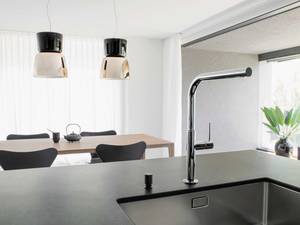 Filigran und zurückhaltend kommt die Küchenarmatur «arwa-slim» daher. Ausserdem lässt sie sich um 360° schwenken, was das Handling im Küchenalltag erleichtert. Laufen Schweiz AG.