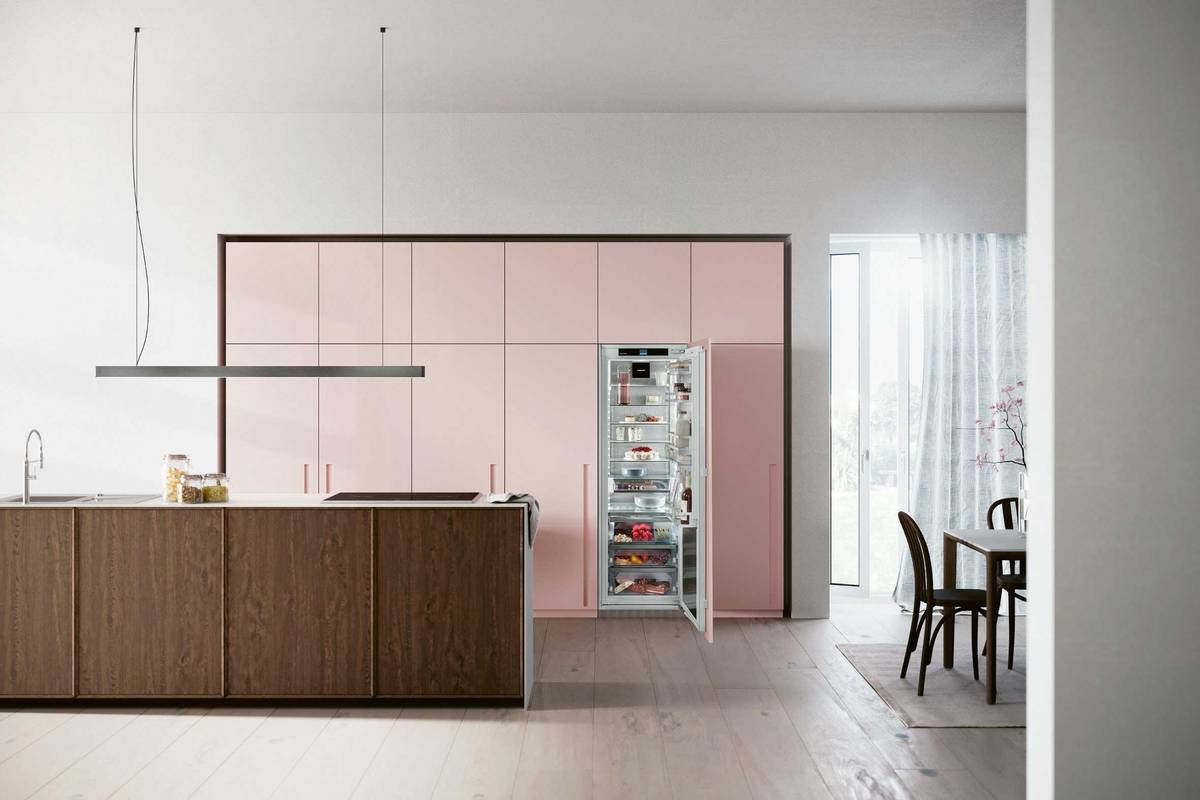 Schön frisch: Mit der «HydroBreeze»-Funktion des Kühlschranks wird bei jeder Türöffnung das Obst und Gemüse im «BioFresh-Safe» mit einem kalten Frischenebel umhüllt. Der Wasserspender «InfinitySpring» sorgt für kaltes und gefiltertes Wasser. Liebherr über Fors AG.