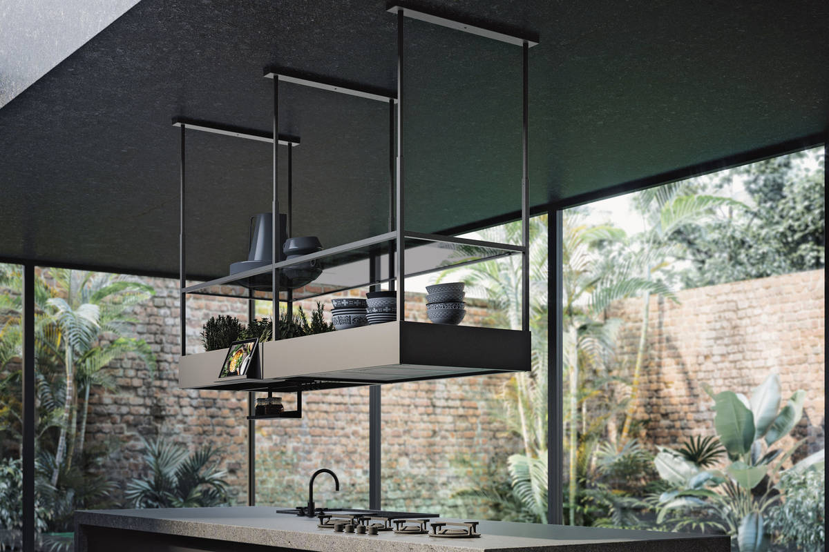 Dass die Italiener einen Sinn für Stil und Schönheit haben, beweisen sie mit dem Modell «Spazio». Die Dunstabzugshaube bietet Platz für Kräuter, Gewürze und eine Tablethalterung – alles kann individuell zusammengestellt werden. Falmec über Fors.