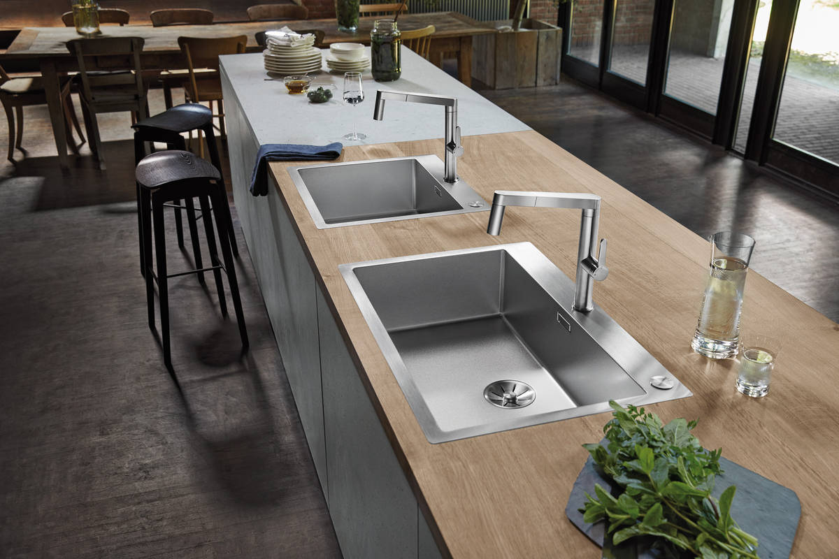 Praktisch und in modern-elegantem Look zugleich: Das extra tiefe Spülbecken «Clarin». Blanco.