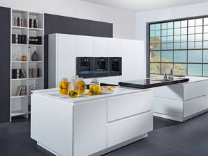 Das geradlinige Design der «Y-Line» wird durch die grifflosen Schränke und Schubladen unterstrichen. Hans Eisenring.