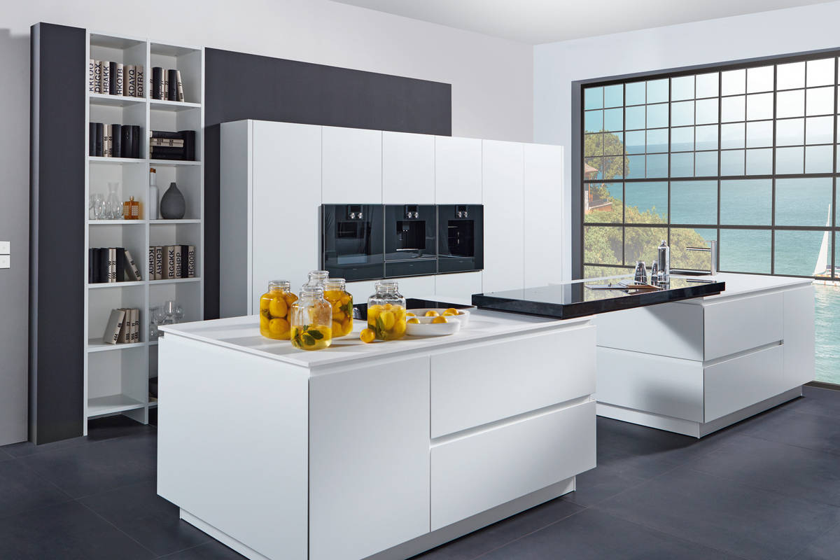 Das geradlinige Design der «Y-Line» wird durch die grifflosen Schränke und Schubladen unterstrichen. Hans Eisenring.