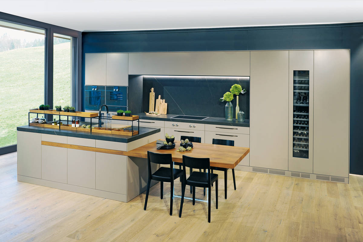 Modern und gemütlich zugleich. Esstisch und Weinlager sind integriert. Brunner.