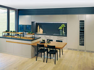 Modern und gemütlich zugleich. Esstisch und Weinlager sind integriert. Brunner.