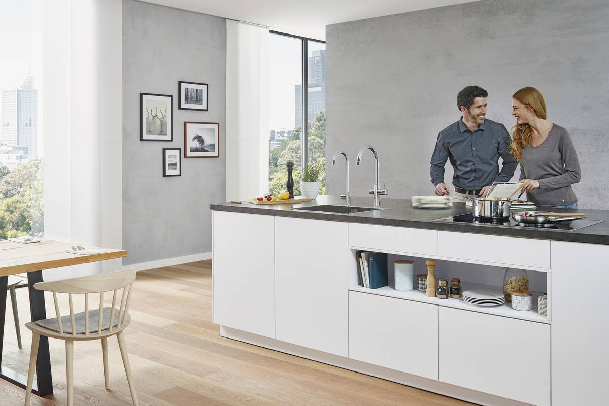 Die schlanken Armaturen machen nicht nur die Küche vollkommen, sie machen auch das Kochen einfacher denn je: Auf Knopfdruck kommt direkt kochend heisses Wasser. Grohe.