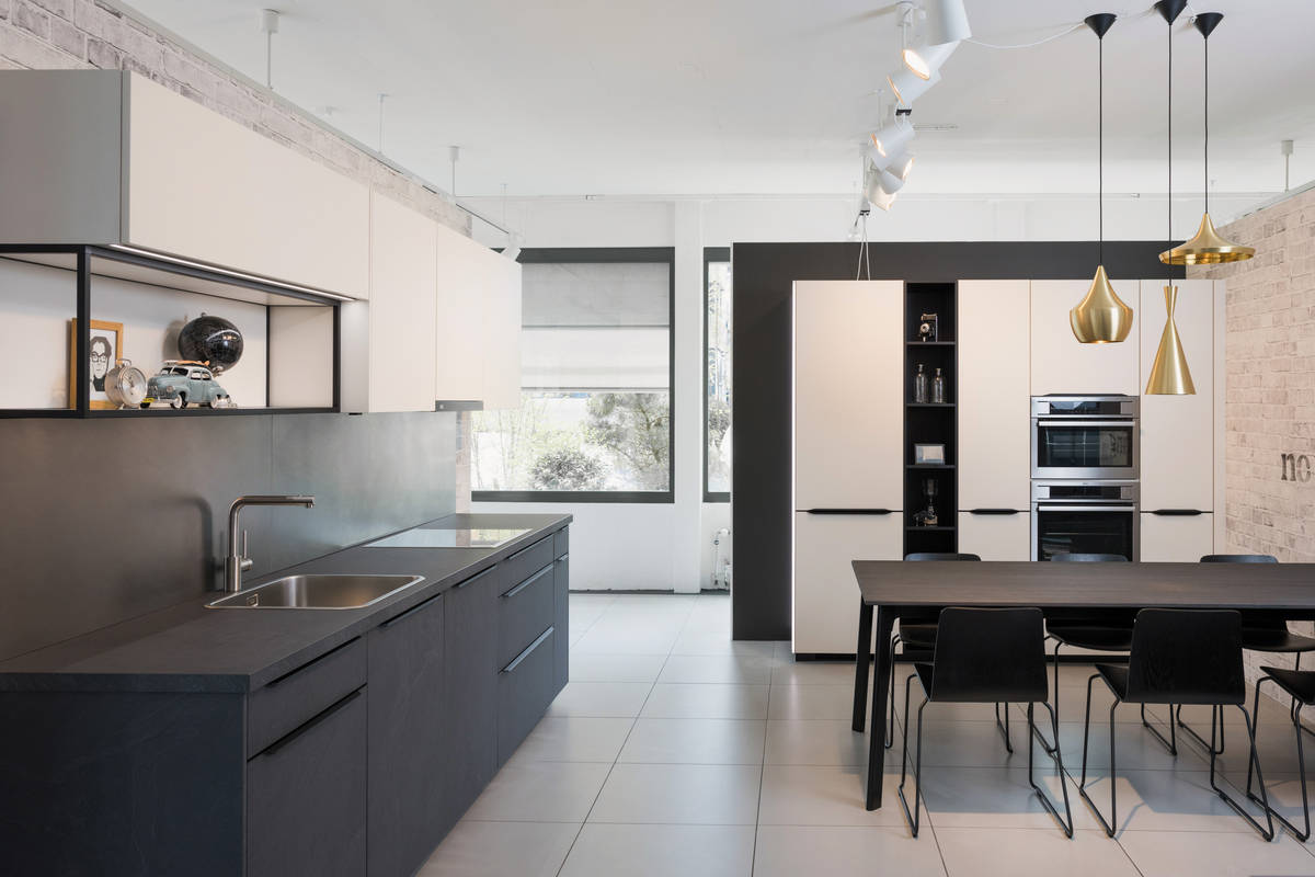 Schwarze Oberflächen in der Küche sind beliebt. Gut, dass diese resistent gegen Fingerabdrücke ist. Sanitas Troesch.