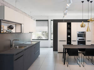 Schwarze Oberflächen in der Küche sind beliebt. Gut, dass diese resistent gegen Fingerabdrücke ist. Sanitas Troesch.