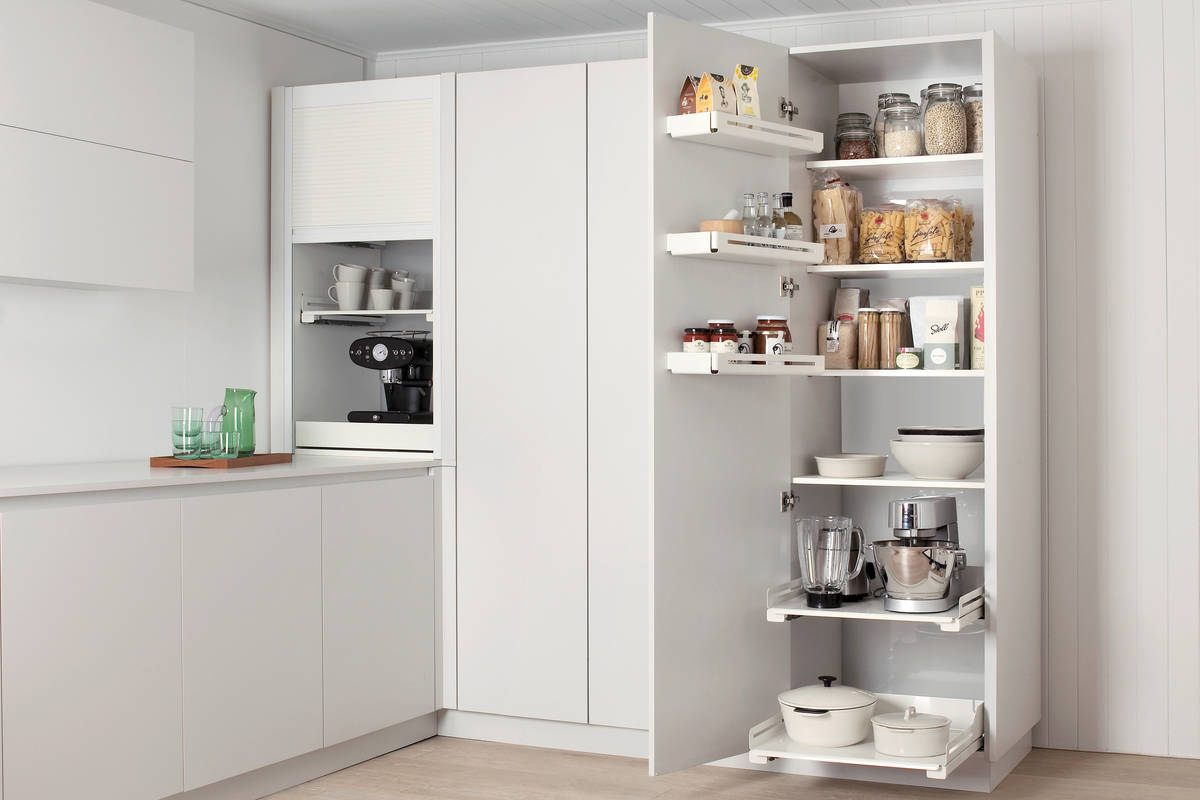 Vorbei sind die Zeiten, in denen man in der Tiefe des Schrankes nach dem Inhalt suchte. In den Türtablaren der Linie «Trio» lässt sich alles übersichtlich arrangieren. Die unteren Extendo-Tablare lassen sich ausziehen. Peka.