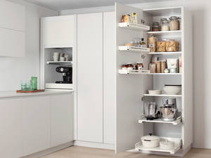 Vorbei sind die Zeiten, in denen man in der Tiefe des Schrankes nach dem Inhalt suchte. In den Türtablaren der Linie «Trio» lässt sich alles übersichtlich arrangieren. Die unteren Extendo-Tablare lassen sich ausziehen. Peka.