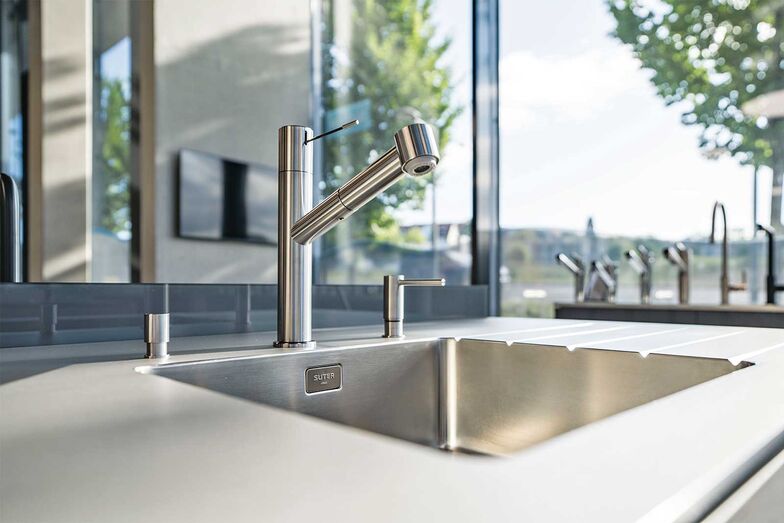 Ausstellungen in Crissier und Zürich: Die Suter Inox AG bietet in ihren Ausstellungen in Zürich und Crissier alles aus einer Hand: individuelle Massanfertigungen, Spülen und Becken, elegante und funktionale Armaturen bekannter Marken sowie moderne Haushaltsgeräte von Bora, Samsung und LG.   Suter Inox AG, www.suter.ch