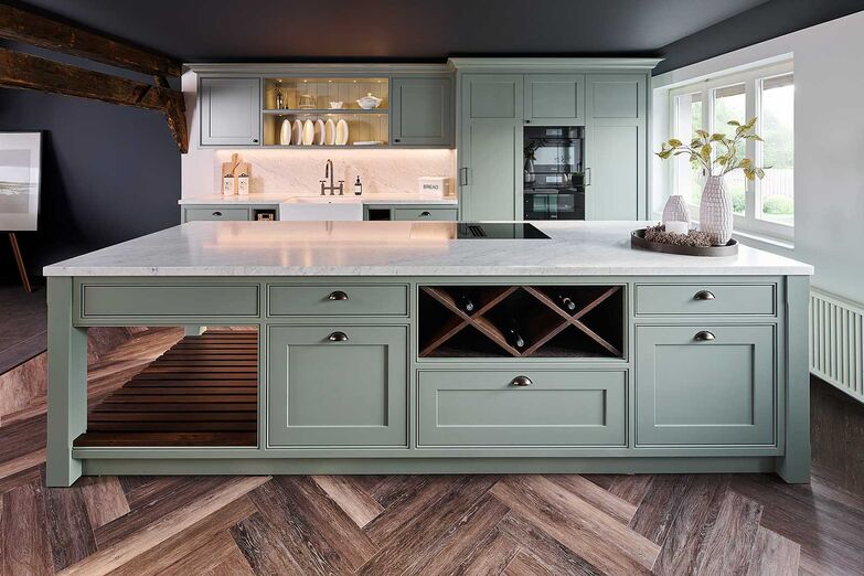 Hochwertiges Küchendesign: Inmitten des Kantons Aargau in Bettwil lädt die Brunner Küchen AG zur Entdeckung ihrer Küchenneuheiten ein. Auf einer Fläche von 1000 Quadratmetern präsentiert das Unternehmen rund 30 vollständig eingerichtete Ausstellungsküchen – ein wahres Paradies für alle, die sich für hochwertiges Küchendesign interessieren.   Brunner Küchen AG, www.brunner-kuechen.ch