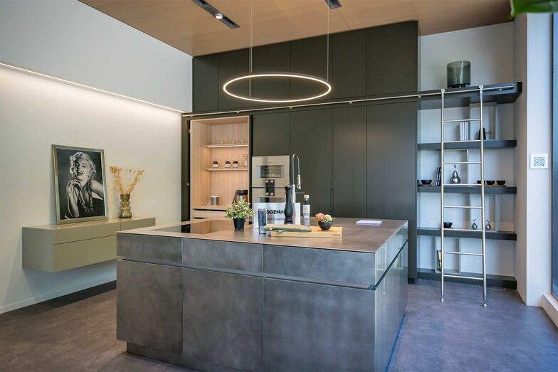 Lebhaft und praktisch: Die Oberfläche dieser Showküche von Herzog Küchen wird in aufwendiger Handarbeit produziert. Lebhafte und unterschiedliche Farbnuancen, Schliffrichtungen und Glanzgrade prägen den Gesamteindruck. Die Abdeckung von der Franke Küchentechnik AG ist mit einem Chromstahl-Wirbel-Finish verarbeitet. Hochwertige Geräte von Gaggenau ergänzen die Küche. Sämtliche Schubladen sind mit einer Tip-on-Funktion ausgestattet.   Herzog Küchen AG, www.herzog-kuechen.ch