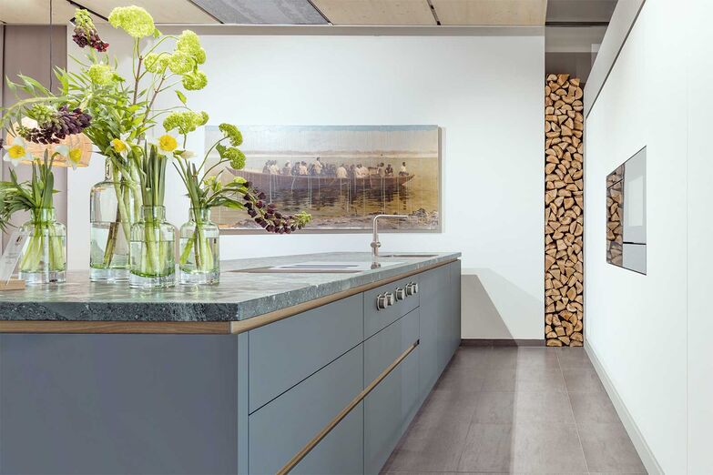 Ein Blick hinter die Kulissen: Auf rund 400 Quadratmetern erleben Besucher im Showroom in Rotkreuz hochwertige Materialien, ausgeklügelte Designlösungen und individuelle Möbelstücke. Qualität, Kreativität und Handwerkskunst stehen im Zentrum. Ein besonderes Highlight: In der Ausstellung können Besucher einen Blick in die Produktionsstätte werfen und die Herstellung der Küchen live mitverfolgen.   Stuber Team AG, www.stuberteam.ch