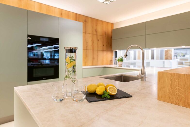 Werkstatt in Schongau: Das Schweizer Traditionsunternehmen Furrer Küchen AG ist seit den 1980er Jahren auf den Küchenbau spezialisiert. Alle Küchen werden ausnahmslos in der eigenen Werkstatt in Schongau hergestellt. Am gleichen Ort befindet sich eine grosse Musterauswahl aller verwendeten Materialien inklusive moderner Küchentechnik. In Volketswil im Parterre der Bauarena finden sich ausserdem vier hochwertige Küchen von Furrer.  Furrer Küchen AG, www.furrer-kuechen.ch