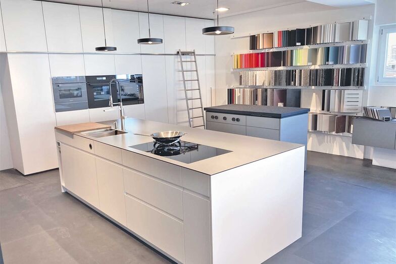 Ordnung schön präsentiert: Im bernischen Steffisburg befindet sich der Ausstellungsraum der Oesch Innenausbau AG. Die puristische Gestaltung, ergänzt durch einige auflockernde Elemente, schafft einerseits ein ruhiges Ambiente, andererseits zeigt er die unterschiedlichen Gestaltungsmöglichkeiten einer Küche. Das Innenleben hat es in sich: Jeder Schrank verfügt über eine Vielzahl von Auszügen und jede Schublade über ein anderes Einteilungssystem. Eine Auswahl von Mustern für die Fronten und Abdeckungen ist an der Wand mit einem Hängesystem übersichtlich präsentiert.   Oesch Innenausbau AG, www.oesch.ch