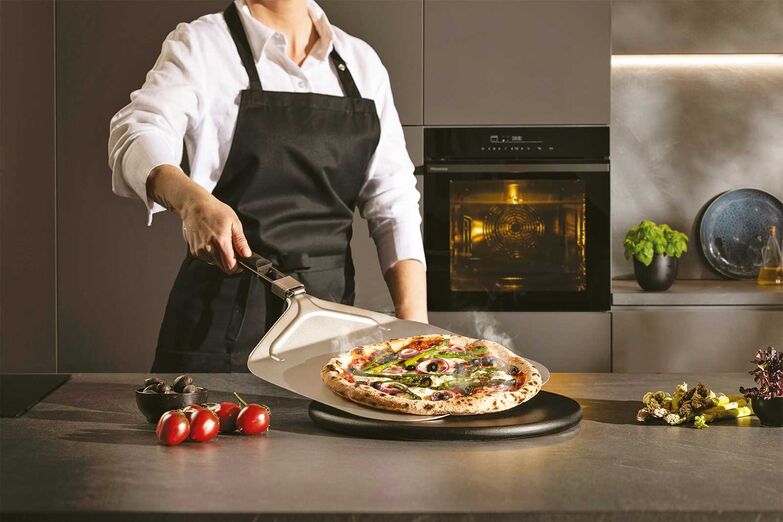 Mehr Platz: Der Küchentechnikhersteller Fors präsentiert an fünf Standorten (Studen, Cham, Oberbüren, Bironico und Crissier) seine Neuheiten und Designklassiker. Dank innovativer Küchengeräte arbeiten Technik und Handwerk perfekt zusammen und es bleibt mehr Platz für Familie, Freunde oder sich selbst.   Fors AG, www.fors.ch 