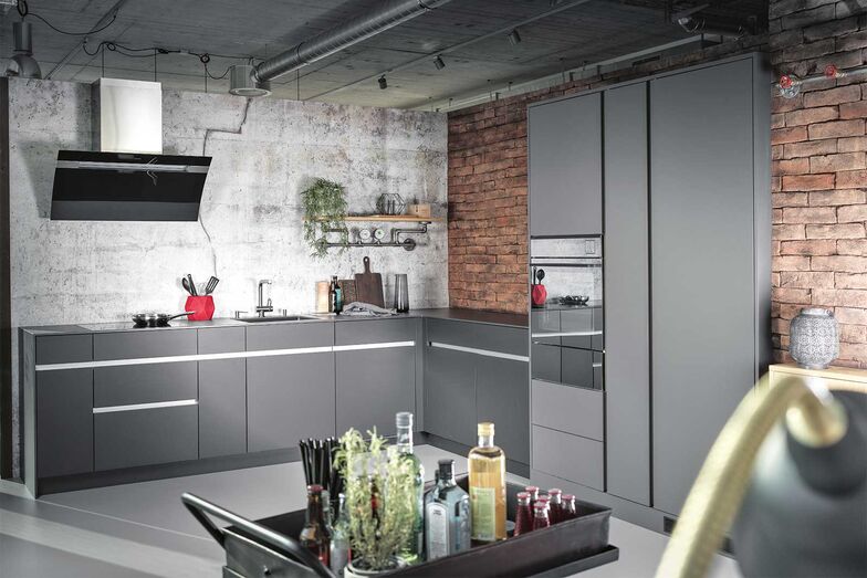 Inspirationen an verschiedenen Standorten: In den sieben Showrooms des Schweizer Küchenherstellers Veriset treffen moderne Küchendesigns und innovative Lösungen auf eine familiäre Atmosphäre. Ein kompetentes Team vor Ort erwartet die Besucher und berät diese mit Leidenschaft und Erfahrung. Die Ausstellungen werden laufend aktualisiert und bieten Inspiration für zeitgemässe Küchen, die Funktionalität und Ästhetik verbinden.   Veriset AG, www.veriset.ch