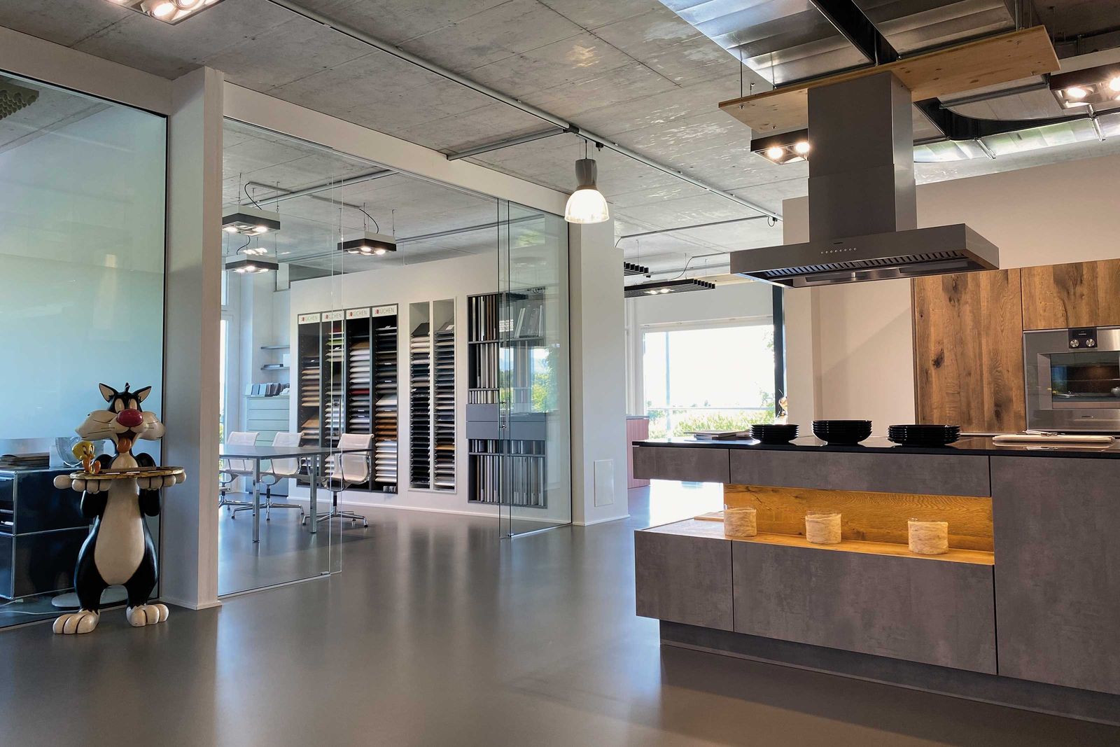 Die exklusive Ausstellungsküche rechts wird demnächst nach Neuseeland verschifft.