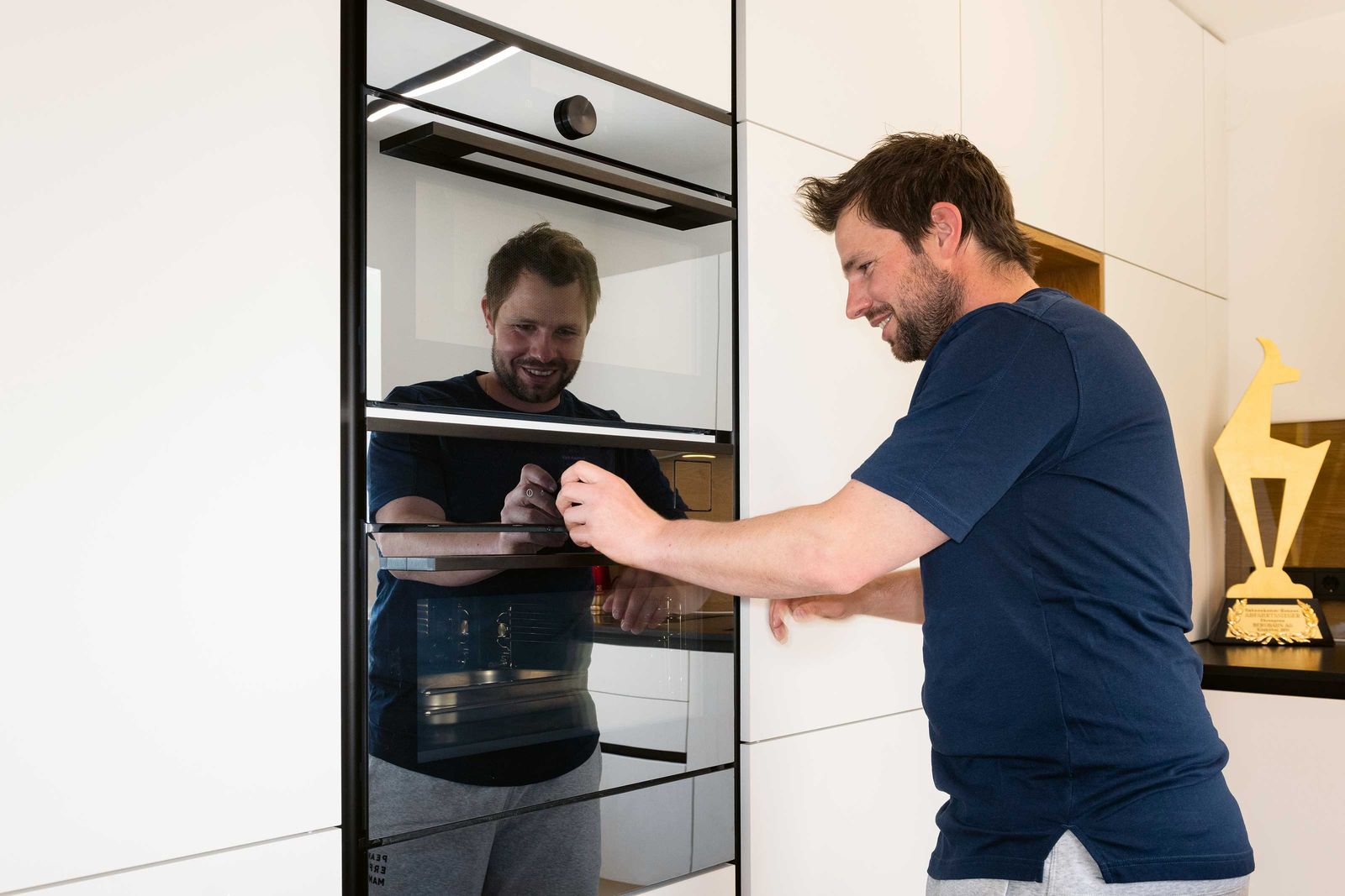 Skirennsportler Beat Feuz ist mit den Küchengeräten von Electrolux sehr zufrieden.