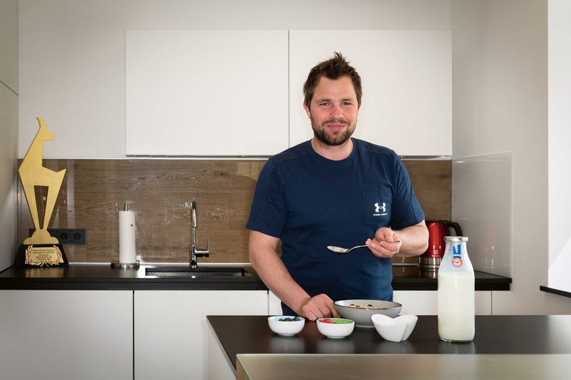 Müesli mit Früchten: Der Spitzensportler achtet auf eine ausgewogene Ernährung.