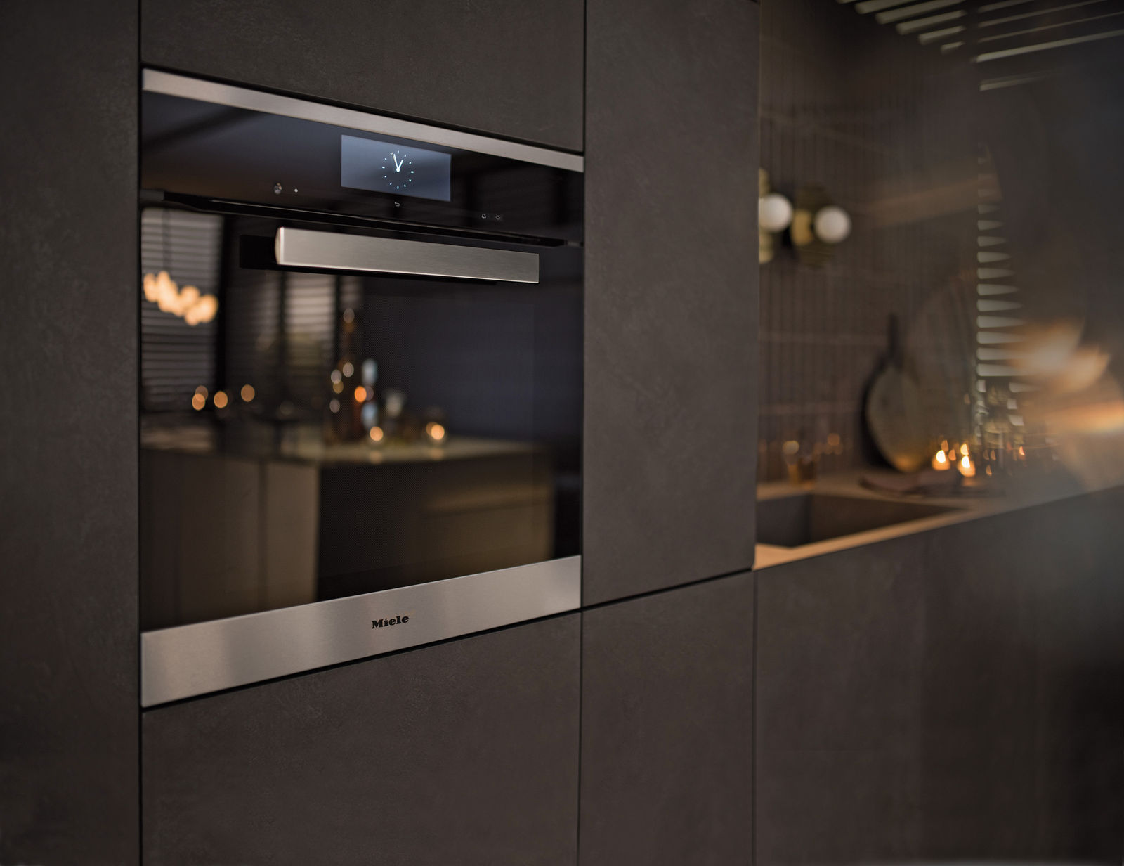 Der «Dialoggarer» gart schneller, präziser, gleichmässiger als herkömmliche Backöfen. Er arbeitet mit elektromagnetischen Wellen, die den Garprozess in Gang setzen. Ist zusätzlich Bräunung gewünscht, wird das Verfahren mit konventionellen Betriebsarten kombiniert. In der Schweiz ab Herbst 2018 auf dem Markt. Miele.