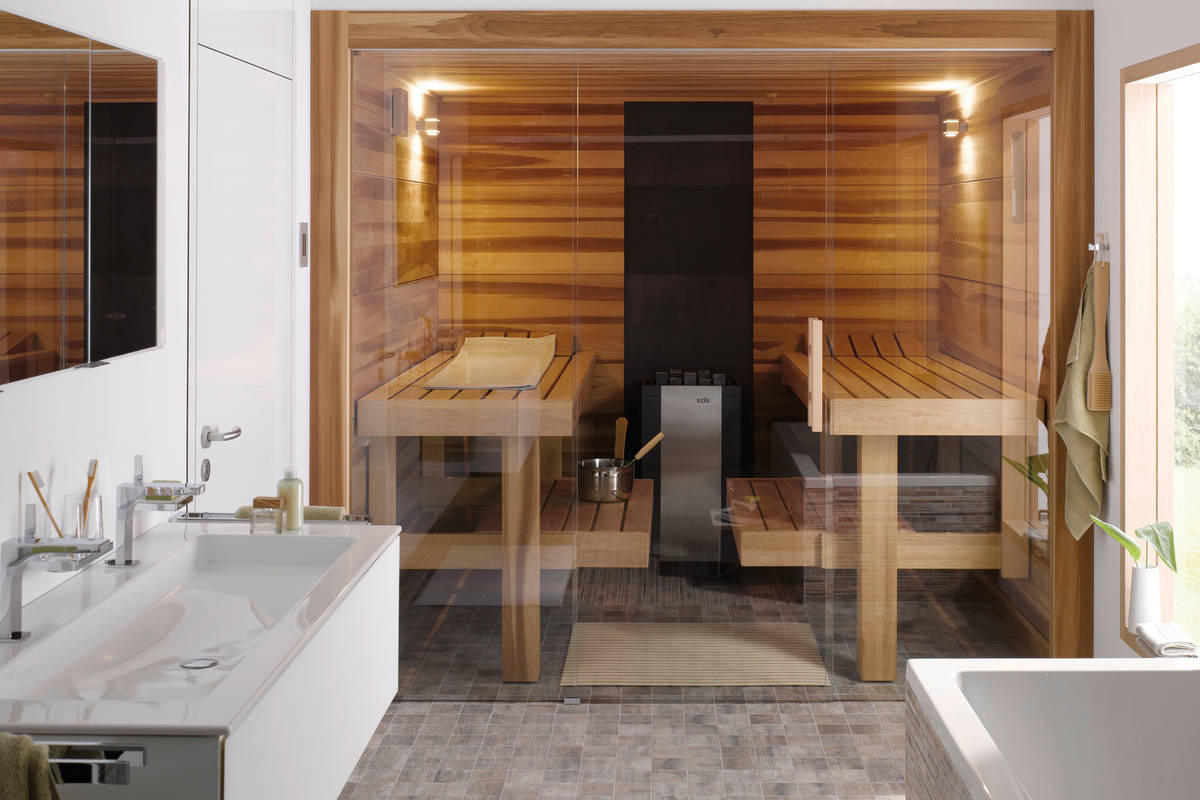 Die wärmebehandelte Sauna aus Espe ist eine heimische und nachhaltige Alternative zum Modell aus Tropenholz. Sanatherm.