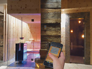 Via Smartphone, Tablet oder PC lassen sich Sauna und Infrarotkabine auch von unterwegs aus steuern. Fitness-Partner.