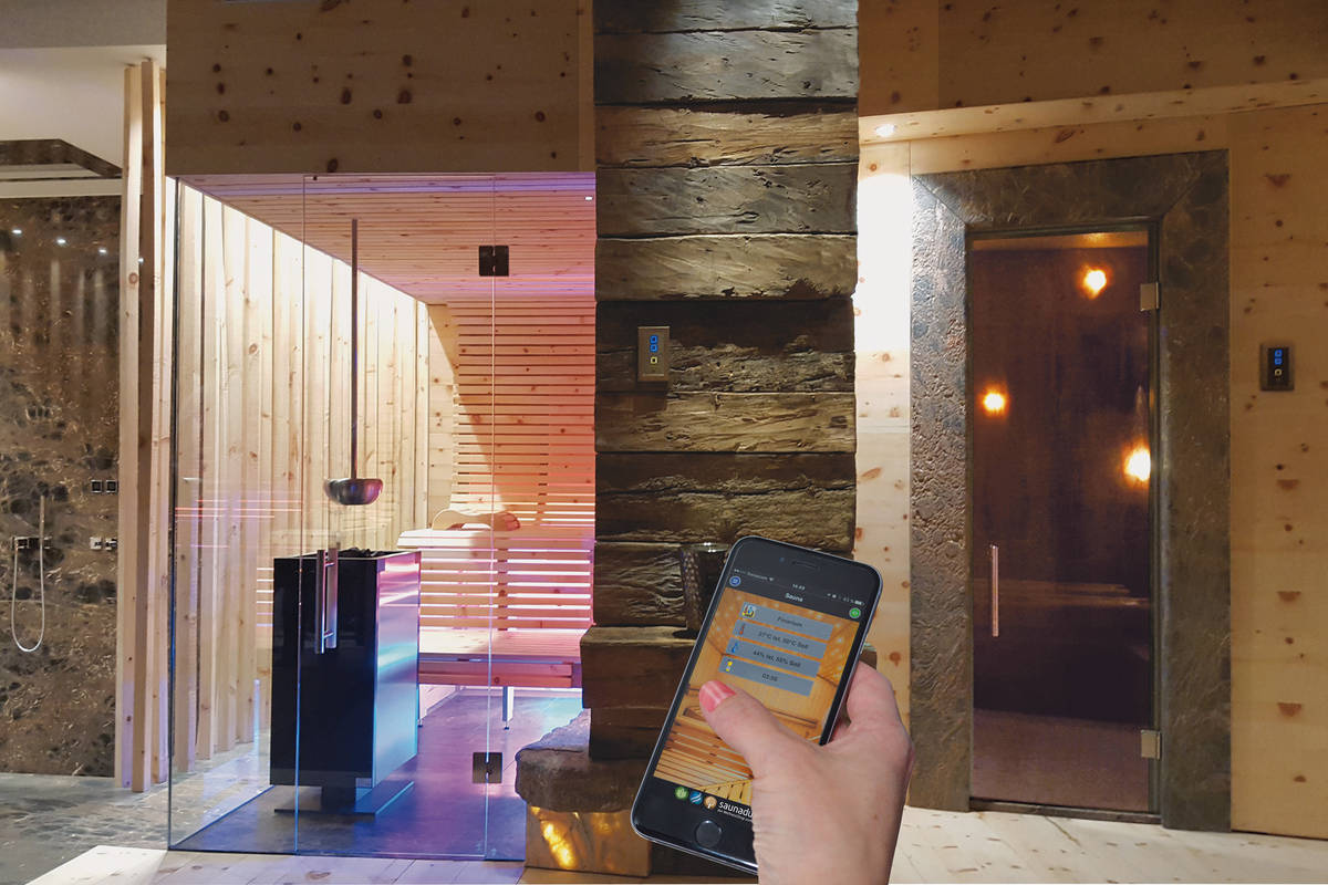 Via Smartphone, Tablet oder PC lassen sich Sauna und Infrarotkabine auch von unterwegs aus steuern. Fitness-Partner.