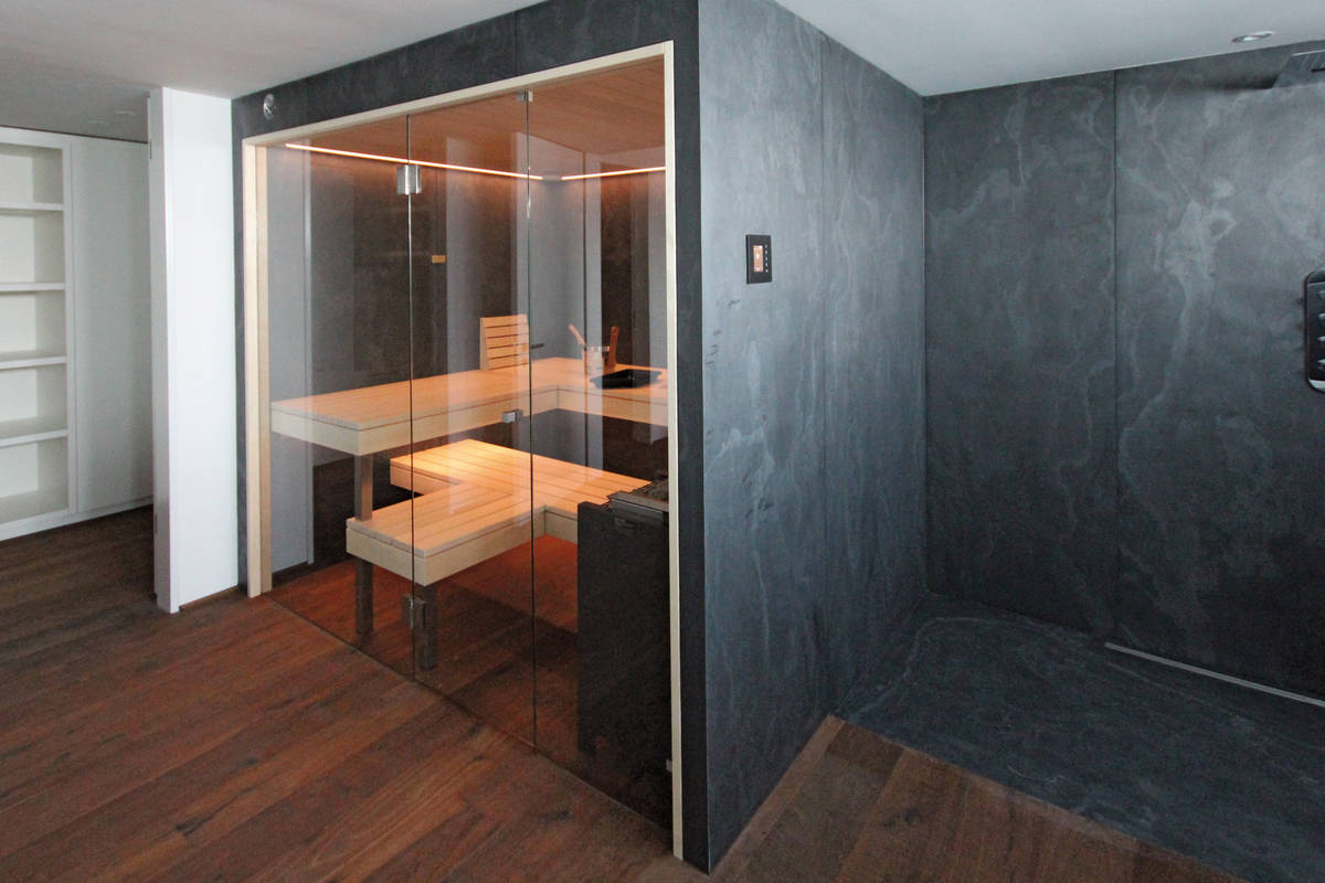 Die Aussen- und Innenwände der Bio-Sauna sind mit Natursteinplatten verkleidet. Für Bänke und Täfer wurde helles Espenholz gewählt. Ging.