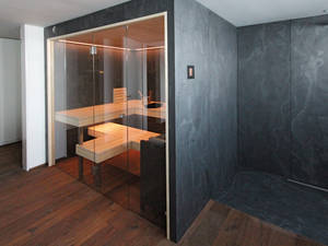 Die Aussen- und Innenwände der Bio-Sauna sind mit Natursteinplatten verkleidet. Für Bänke und Täfer wurde helles Espenholz gewählt. Ging.