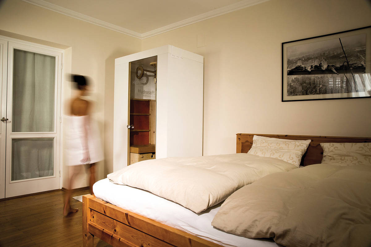 Infrarot und Wasserdampf sorgen für eine gesunde Wärme, die Körper und Kreislauf weniger belastet als eine klassische Sauna. Wellnesskabine, Hydrosoft.