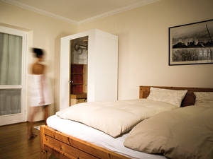 Infrarot und Wasserdampf sorgen für eine gesunde Wärme, die Körper und Kreislauf weniger belastet als eine klassische Sauna. Wellnesskabine, Hydrosoft.