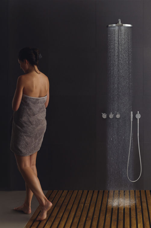 Das Wasser der runden Regenbrause wird durch 18 Duschreihen geleitet, die die Platte von der Mitte her auffächern. Vola.