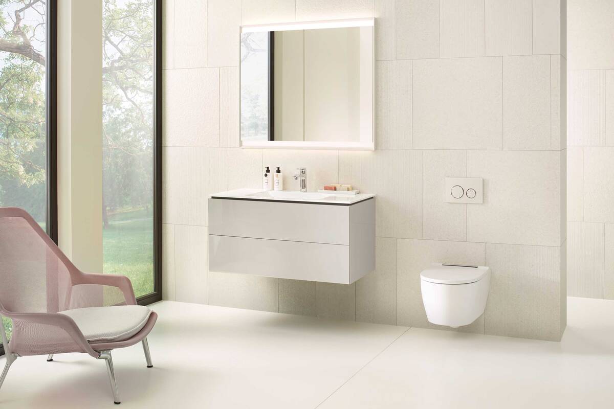 Die Möbel der Serie «One» benötigen keine Aussparung für Siphons und bieten daher viel Platz. Die Keramik besticht durch eine haptisch angenehme Oberfläche ohne störendes Überlaufloch. Geberit Vertriebs AG.