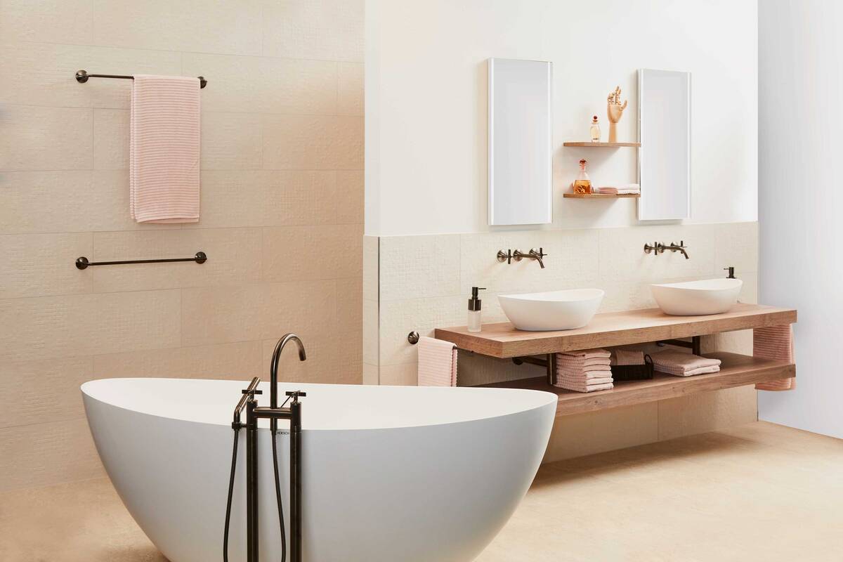 Die harmonisch aufeinander abgestimmte Möblierung strahlt Ruhe aus. Lichtspiegel und Wandtablare in Holzoptik runden die schlichte Gesamtstimmung ab. Sabag Biel/Bienne.