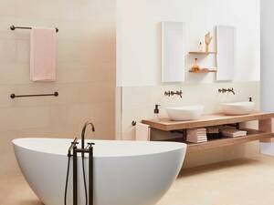 Die harmonisch aufeinander abgestimmte Möblierung strahlt Ruhe aus. Lichtspiegel und Wandtablare in Holzoptik runden die schlichte Gesamtstimmung ab. Sabag Biel/Bienne.