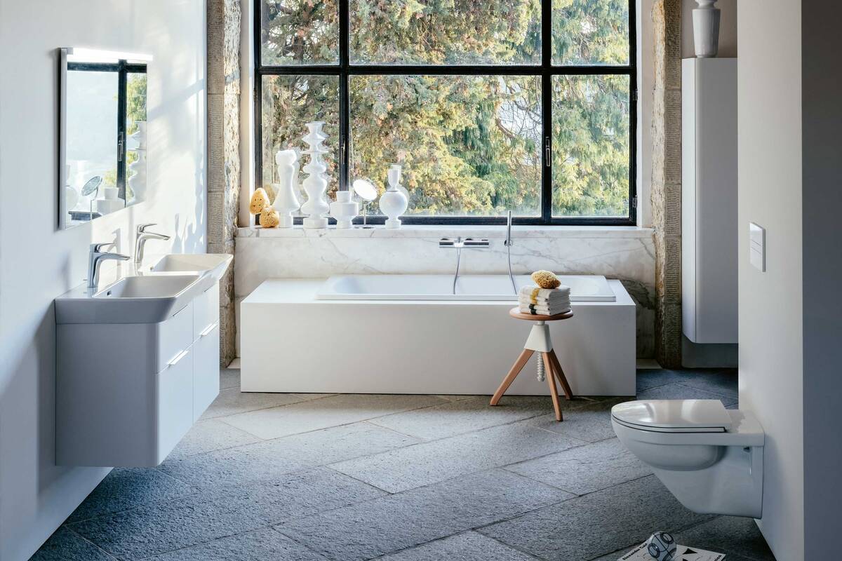 Die Möbel von «Moderna R» wurden zusammen mit den Waschtischen, die durch ihre traditionelle Trapezform begeistern, als geschlossenes System konzipiert. Keramik Laufen AG.