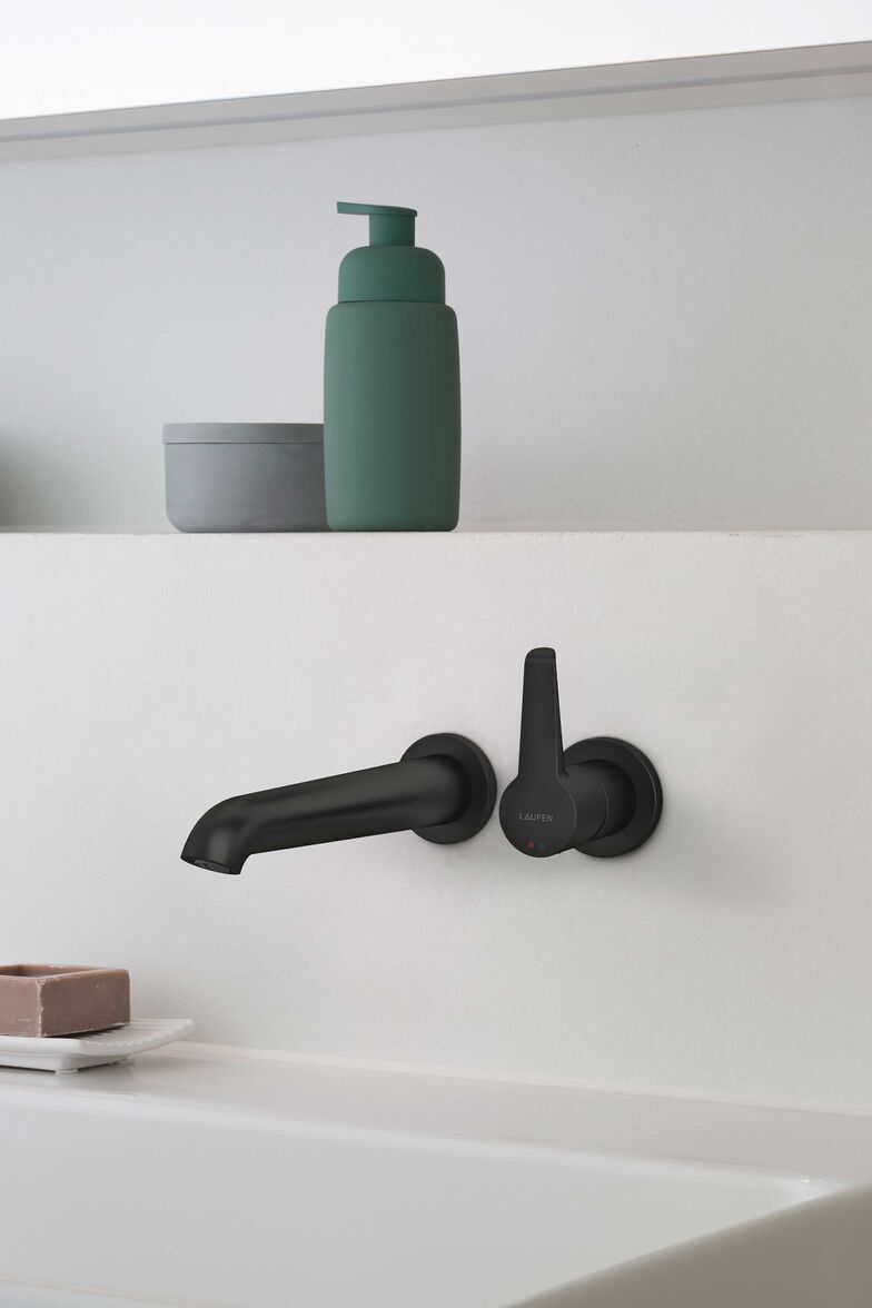 Grosser Auftritt mit einem puristischen Design: Die Badarmaturenlinie «Pure» kommt in mattem Titanschwarz daher. Laufen.