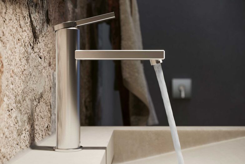 Die glatte, saubere Oberfläche der Edelstahl-Armatur «KWC Ava E» lässt sich leicht reinigen und ist dauerhaft kratz-und abriebfest. Franke Water Systems AG KWC.