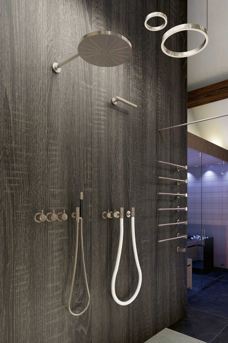 Seit 1968 sind alle Vola Armaturen sehr wassersparend. Mit einer wohldosierten Vermischung von Wasser und Luft gelingt es Vola, ein perfektes Badeerlebnis zu kreieren. Vola AG.