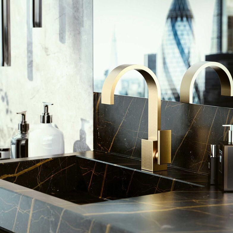 Für eine beruhigende Atmosphäre: Der geschwungene, flache Wasserauslauf erinnert an einen Wasserfall. Die eckige Form des Mischers wird mit dem gebogenen Auslauf kombiniert. Graff GmbH.