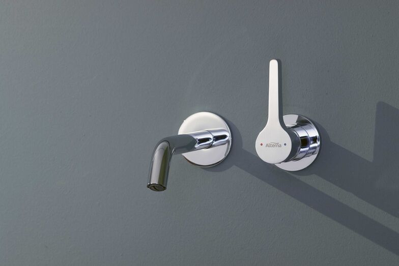 Die Armatur «Alterna architect s» ist ein Entwurf des Schweizer Architekten Stephan Hürlemann. Die schmale Silhouette der Griffe passt zu unterschiedlichen Badgestaltungen. Sanitas Troesch AG.